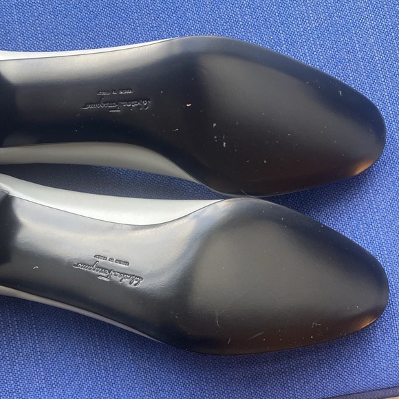 Classic Ferragamo “Vara” Pump - Picture 2 of 4